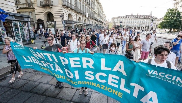 La commessa: "Non mi vaccino anche se a mia madre hanno dato l'ossigeno"