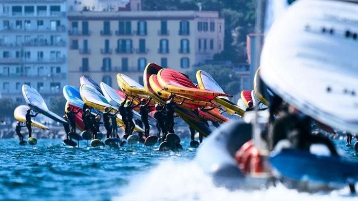 Chiuso alla rotonda Diaz l’Europeo di wingfoil: il napoletano De Amicis secondo