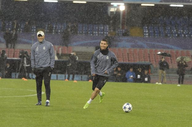 L'allenamento del Real al San Paolo sotto la pioggia