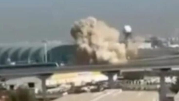 Dubai, un drone colpisce l'aeroporto: il video dell'esplosione e il caos nello scalo