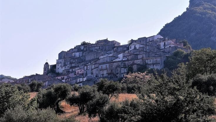Castelsaraceno, il borgo sospeso tra due parchi