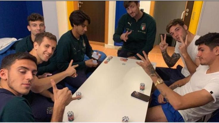 Calcio e scommesse, la foto al tavolo da gioco nel ritiro dell'Under 21 tra le carte dell’inchiesta