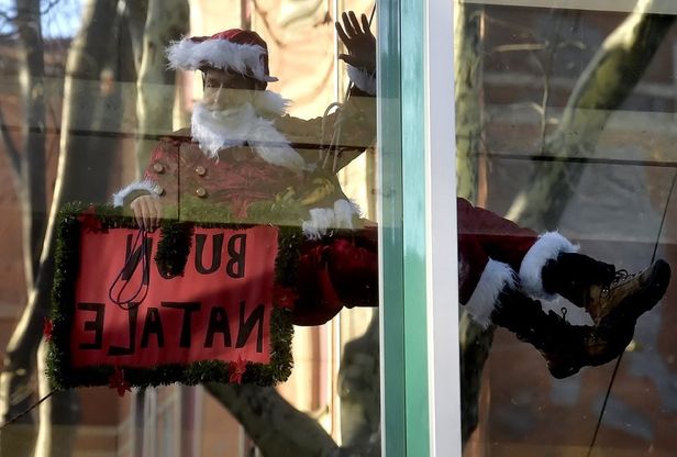 Parma, Babbo Natale acrobata per i bambini della pediatria