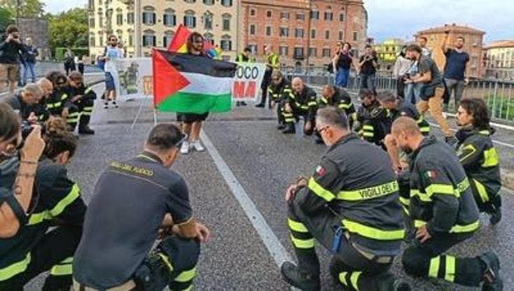 Pisa, vigili del fuoco in ginocchio per Gaza. Il Viminale: “Discredito su tutti i pompieri”