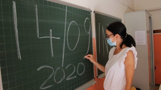 Il 26 settembre genitori, studenti e sindacati in piazza: "La scuola non può ripartire dimezzata"