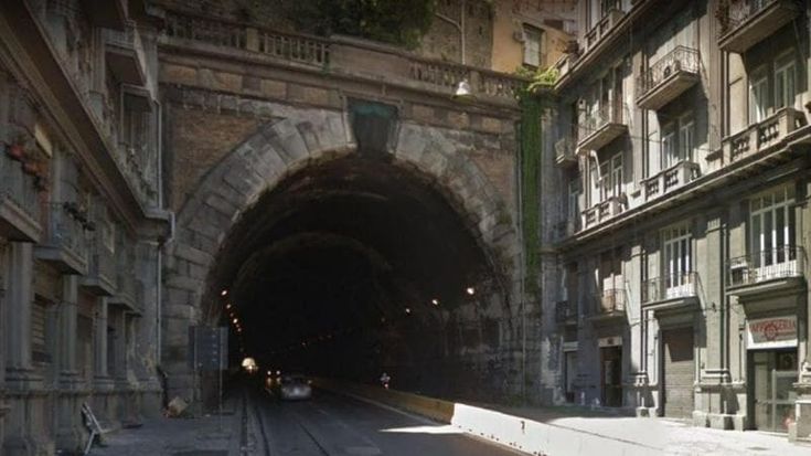 Napoli, morto in scooter in galleria: denunciato per omicidio stradale 80enne in smart, si era dileguato