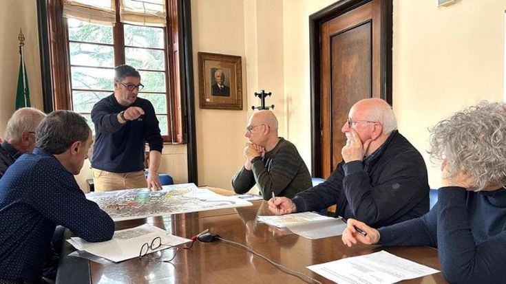 Villasanta ha arruolato otto umarell per monitorare strade e cantieri: a breve si parte