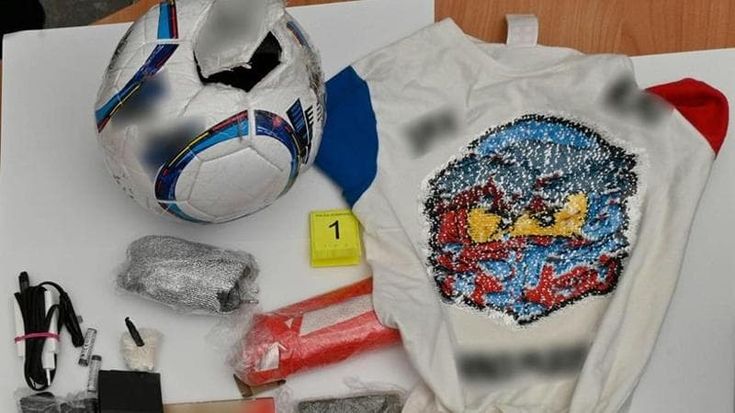 Nel pallone da portare in carcere nell’ora d’aria nascosti droga e telefoni: arrestati due ragazzi