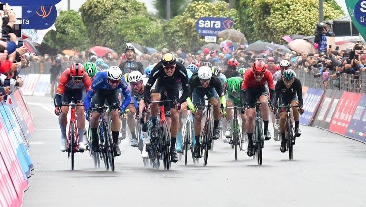 Giro d'Italia, alle 13 parte la tappa da piazza Plebiscito: poi arrivo in via Caracciolo