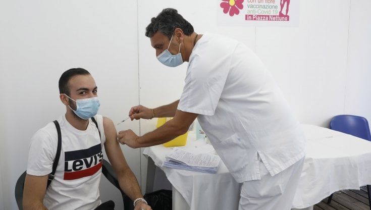 Variante Omicron, la battaglia non è persa. Ma serve la terza dose