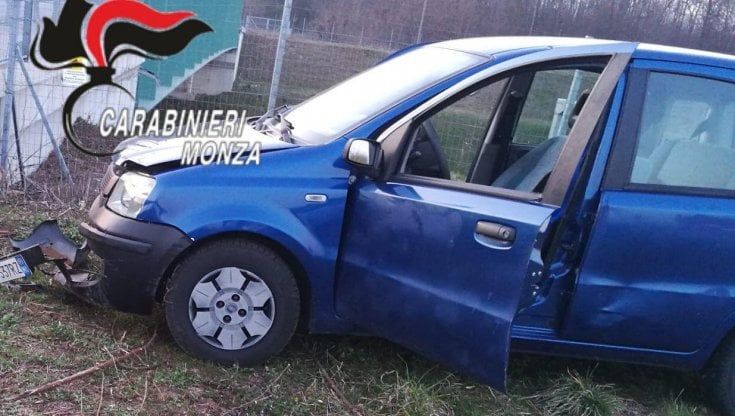 Scappa dai carabinieri e salta dall'auto in corsa: arrestato spacciatore stuntman