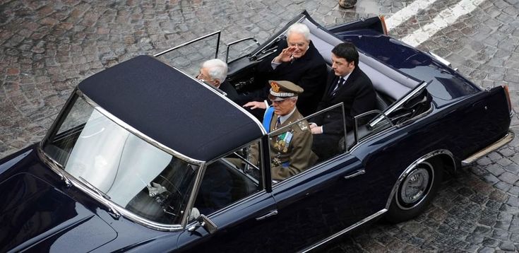 Mattarella sulla Lancia Flaminia presidenziale insieme a Renzi