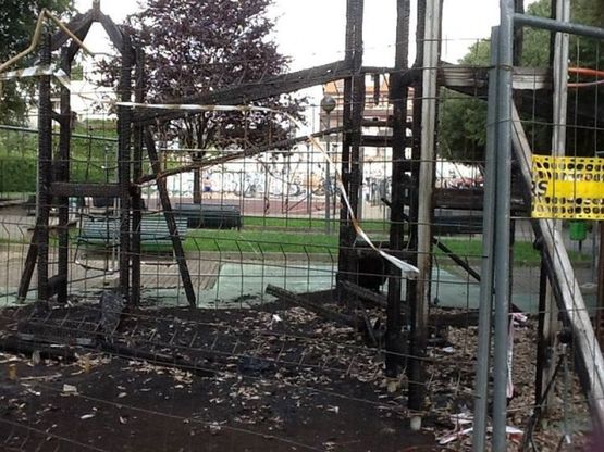 Milano, vandali al parco: incendiati i giochi dei bambini