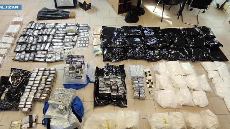 Hashish, ketamina e pistole rubate: maxi sequestro di 241 chili di droga nei garage di un condominio