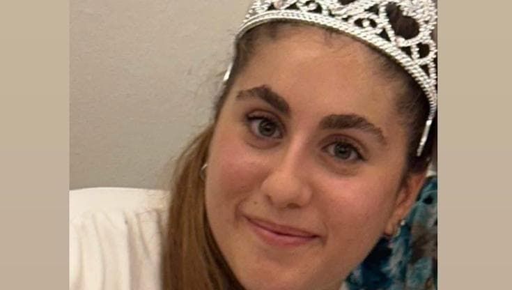 Rimini, un rosario per Marti morta in scooter mentre andava a scuola. Il padre: “La mia principessa”