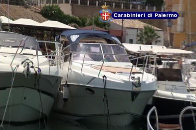 Lo yacht e l'aquascooter<br />del mafioso col sussidio