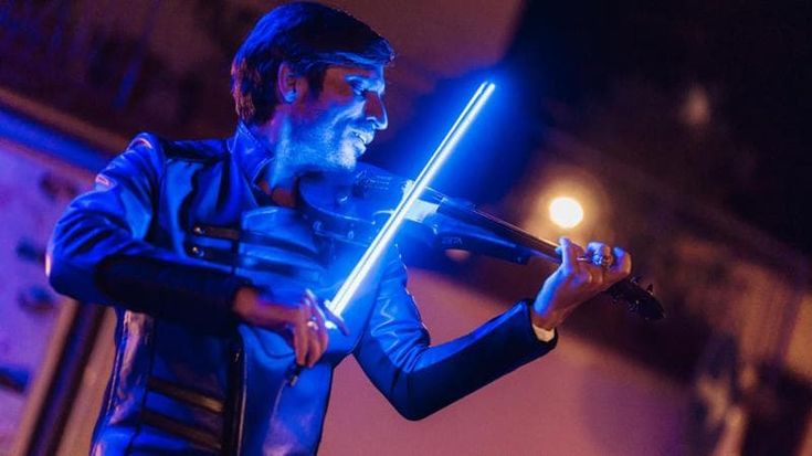 Andrea Casta, il violinista con l’archetto fosforescente: “Nasce dalla passione per Guerre stellari ma dietro c’è un grande studio”