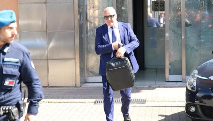 Massa, restano in carcere i due ragazzi ma respingono le accuse: “Bongiorni ha dato una testata”