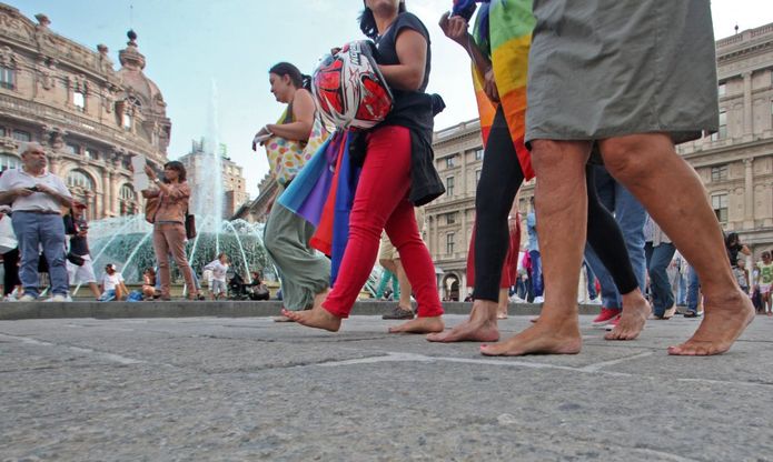 Genova, scalzi come i migranti, "per decidere da che parte stare"