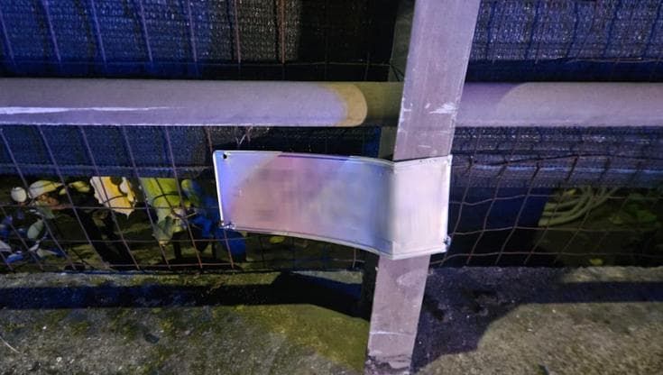 Inseguito da carabinieri 19enne su auto rubata si schianta: per impatto targa incollata a guard-rail