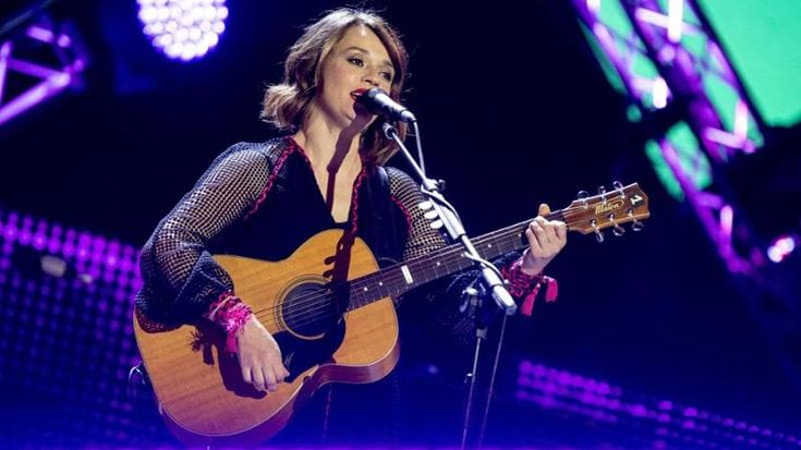 Carmen Consoli canta all’alba a Tindari: “Suonare qui è un rito ancestrale”