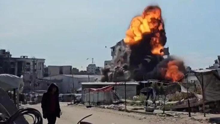 Gaza, il rombo dell'aereo israeliano, poi l'esplosione di una bomba nel quartiere di Zaytouni