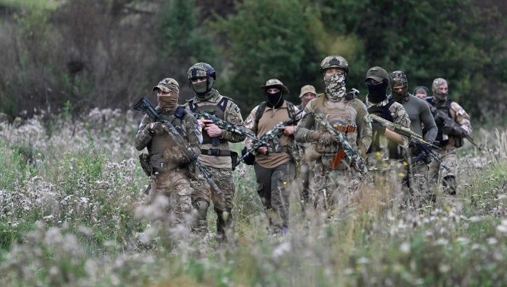 Con i partigiani bielorussi a Kiev: “Vinciamo la guerra in Ucraina e poi cacciamo Lukashenko”