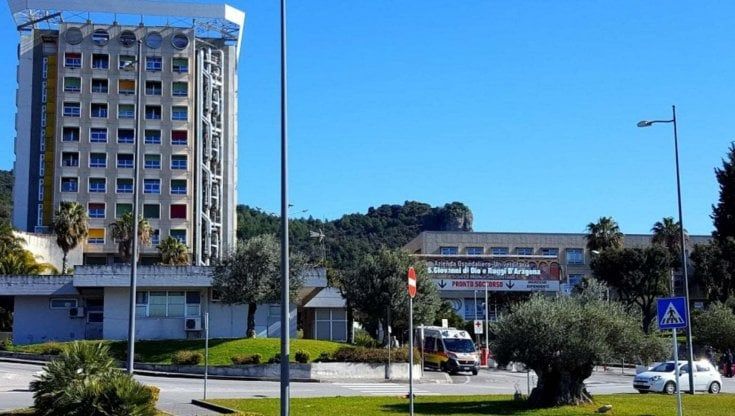  Salerno, nipote ferisce zio con coltello da cucina e scappa