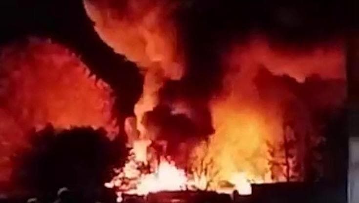 Russia, bombardiere precipita durante un volo di addestramento: il rogo dopo lo schianto