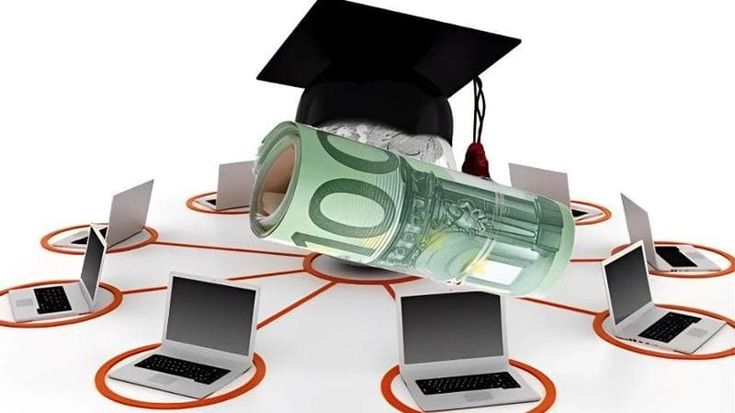 Il mondo dei dottori online: un business da 120 milioni per 26 mila studenti isolani