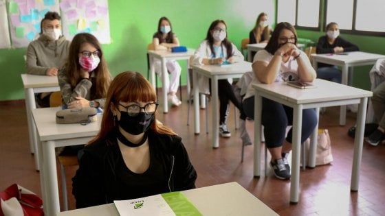 Scuola, vertice Governo-Regioni: in arrivo i banchi monoposto. Ma non c'è intesa sui trasporti
