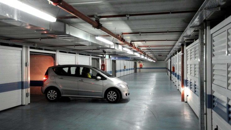 Resta schiacciato tra l'auto e la porta del suo garage: grave 72enne nel Lecchese