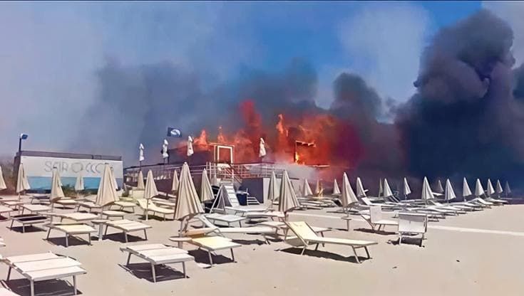 Il Salento brucia: fiamme devastano lido del resort a Ugento, bagnanti in fuga. C’è anche Balotelli