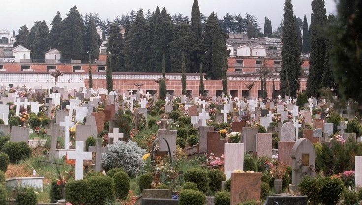 Firenze, nuovi orari per i cimiteri aperti soltanto la mattina: “Manca il personale”