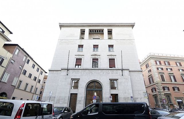 Roma, dal Coppedè a San Lorenzo: le facciate dei palazzi con i versi in latino