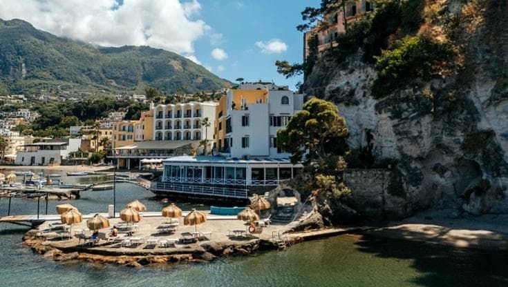 Dal Regina Isabella di Ischia al San Pietro di Positano, 7 alberghi campani tra i migliori d’Italia