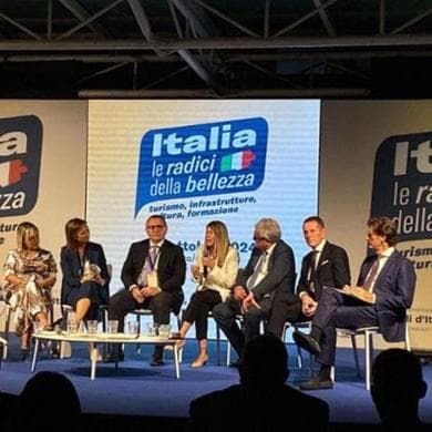 Gli aiuti della Regione agli alberghi, bufera sul See Sicily dopo la convention di Fratelli d’Italia