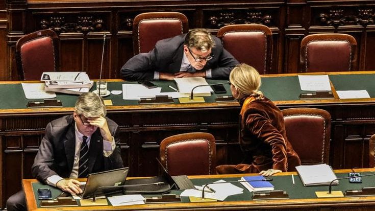 Manovra, rush finale alla Camera. E il Pd fa partire un audio di Meloni contro i tempi contingentati