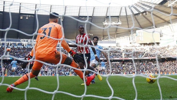 Premier, il Manchester City cade in casa con il Brentford. L'Arsenal vince e allunga. Tottenham ok in rimonta