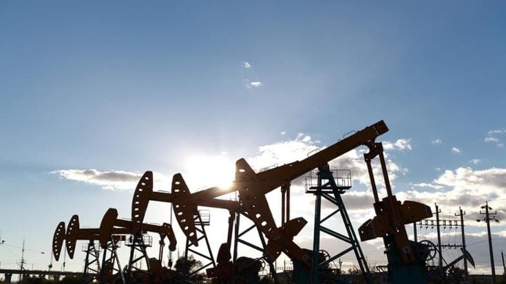 Petrolio, il surplus di offerta frena i prezzi. Ma il rischio geopolitico resta