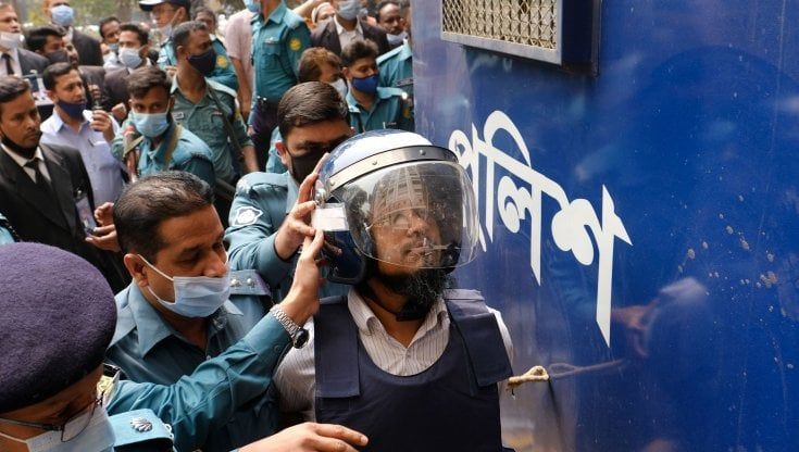 Bangladesh, cinque condanne a morte per i killer del blogger contro i fondamentalisti