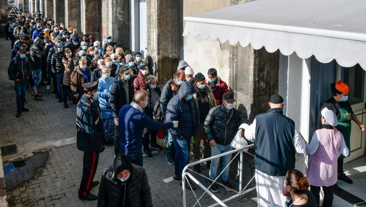 Napoli, Covid e nuove povertà: in tanti in fila alla mensa del Carmine alla Vigilia di Natale