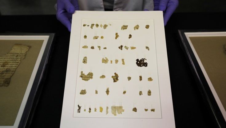 Israele, storica scoperta in una grotta: ecco i nuovi frammenti biblici dei rotoli del Mar Morto