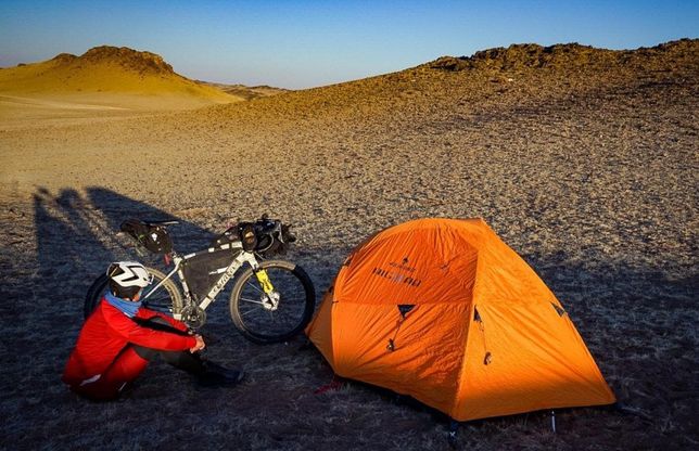 Ciclismo, l'impresa di Omar Di Felice: il deserto del Gobi in solitaria