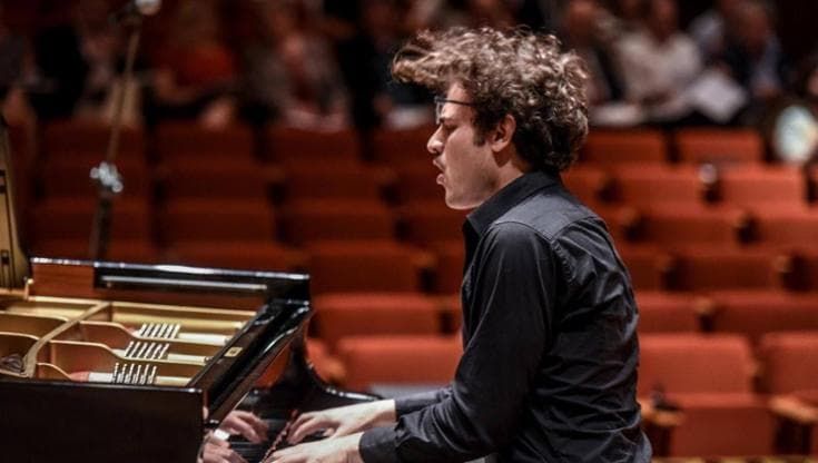 Santacolomba, il pianista non udente che con la musica ha stregato Apple