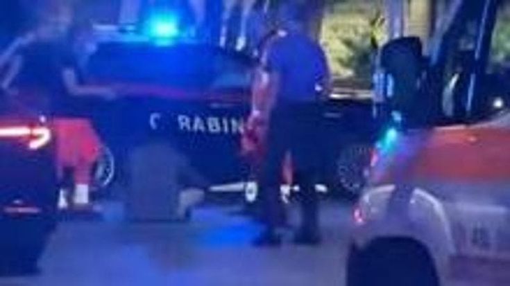 Bari, migrante accoltellato al petto in piazza Umberto dopo l’ennesima rissa: altra notte di paura