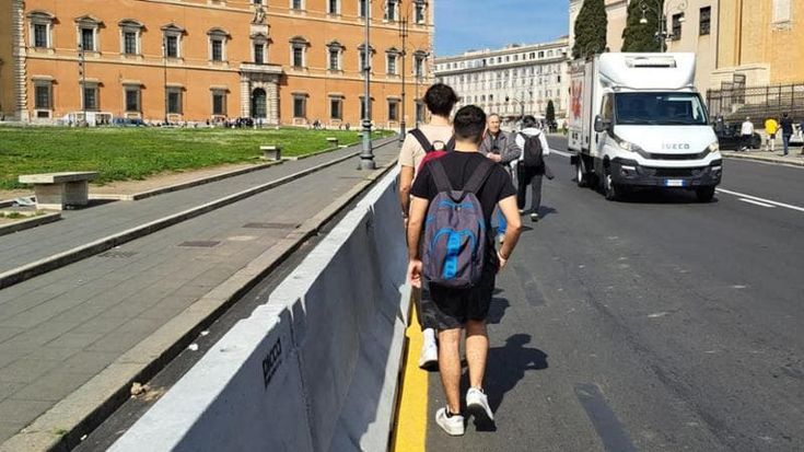 Piazza San Giovanni chiusa per lavori: i pedoni finiscono a camminare in mezzo alla strada
