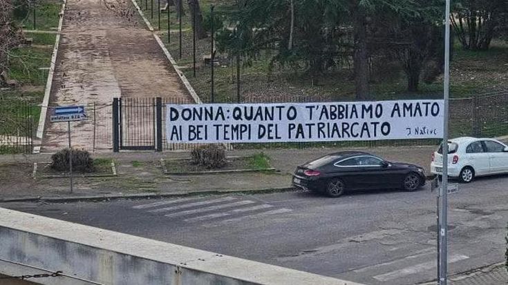 Striscione shock per l’8 marzo: "Donna, quanto t’abbiamo amato ai bei tempi del patriarcato”