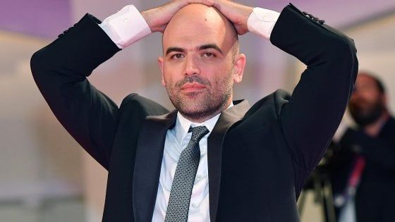 Mondragone, Saviano e la visita di Salvini: "Dovrebbe solo dire: perdonatemi"