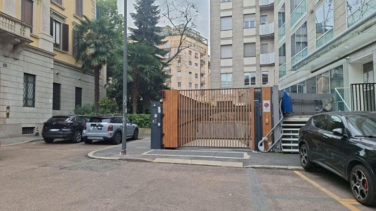Ragazza di 24 anni violentata in strada fuori da un locale a Milano: un denunciato